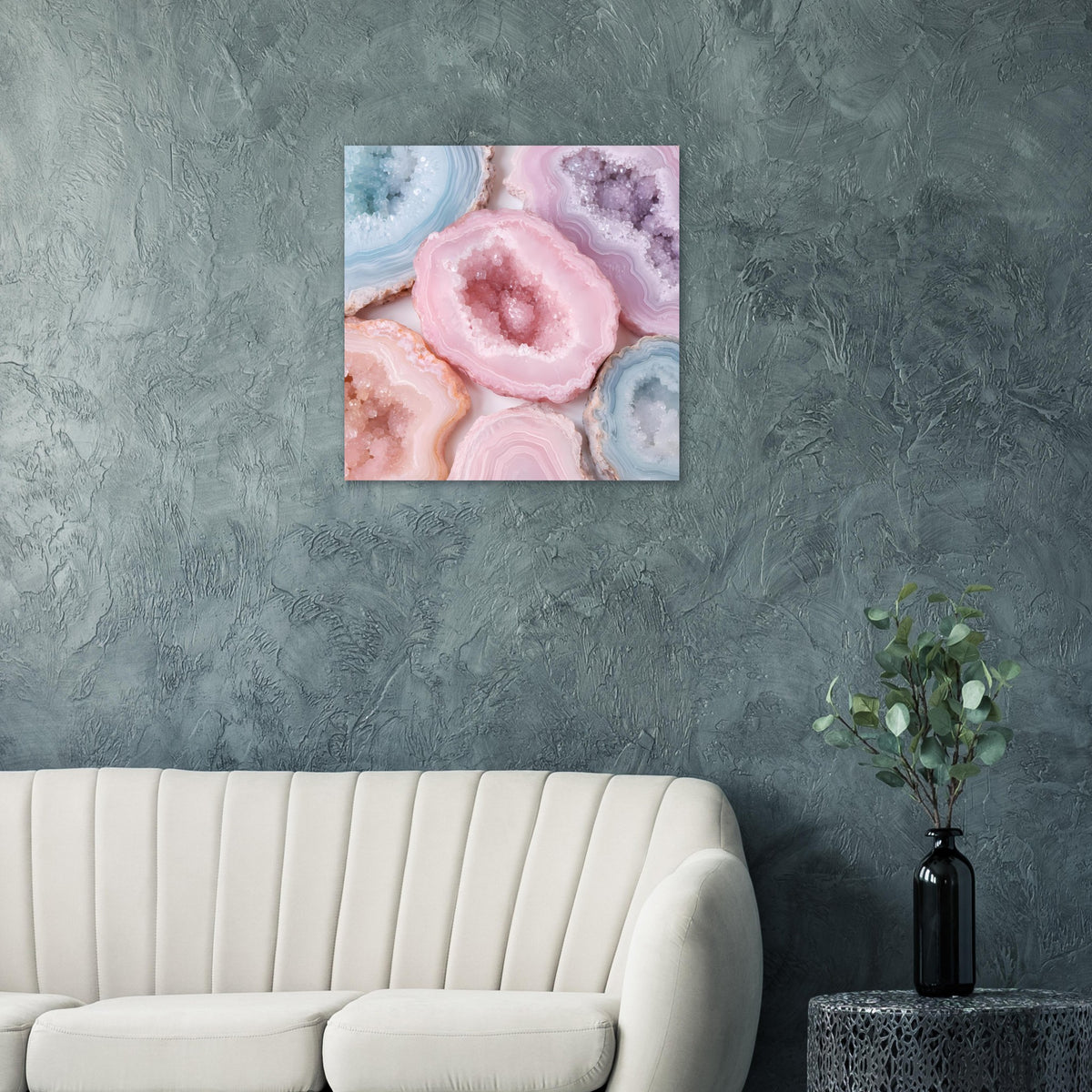 Geoden-Poster mit rosa Kristallscheibe und blauen sowie lilafarbenen Einschlüsse