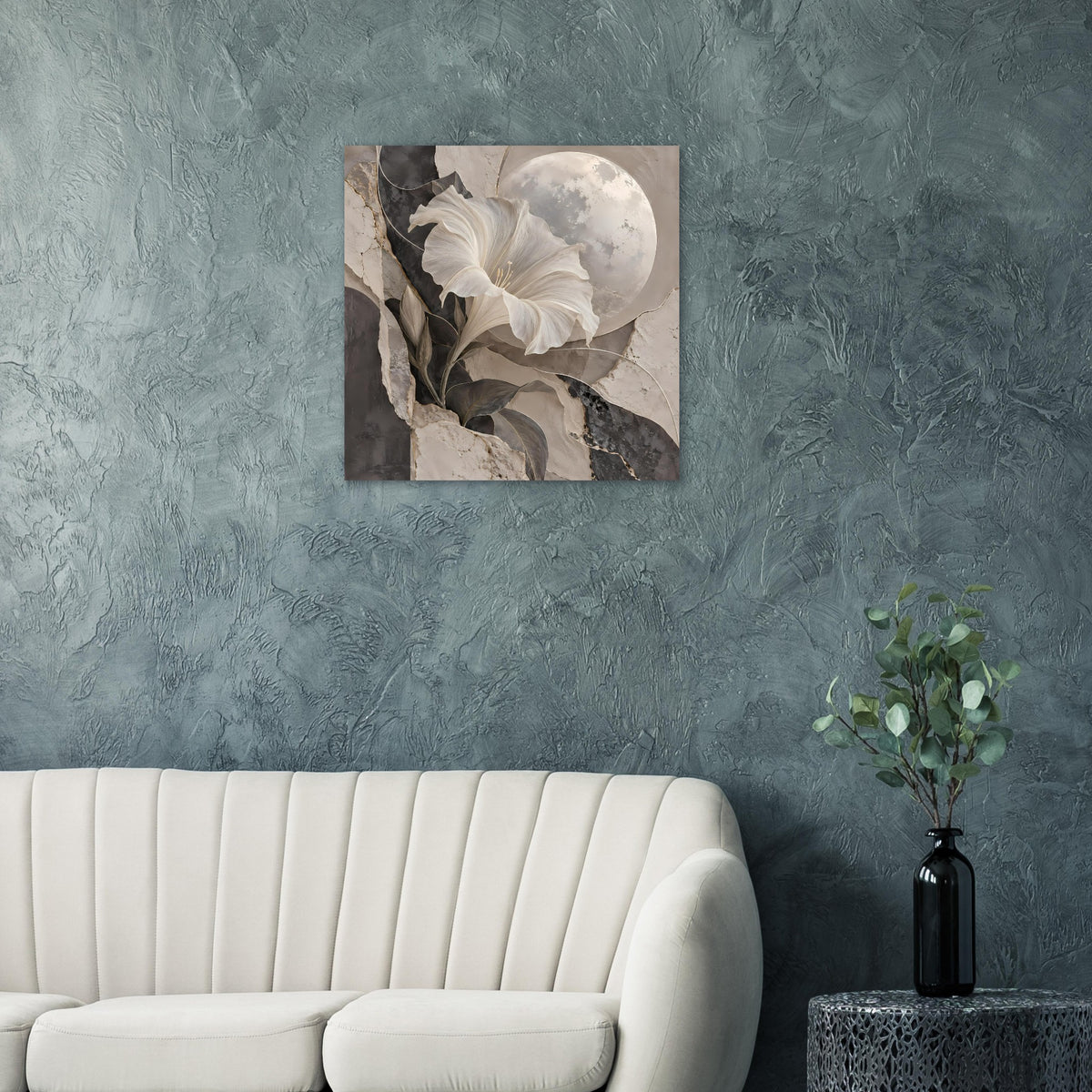 Kunstposter mit weißer Blüte und Mondmotiv im monochromen Grau-Design