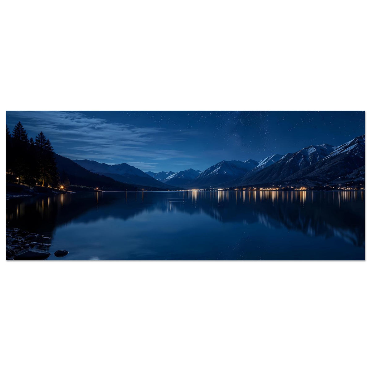 Panorama-Poster mit Nachtsee und Bergen, Mond im Himmel, klare Spiegelung; Steine und Baumreihe am Rand