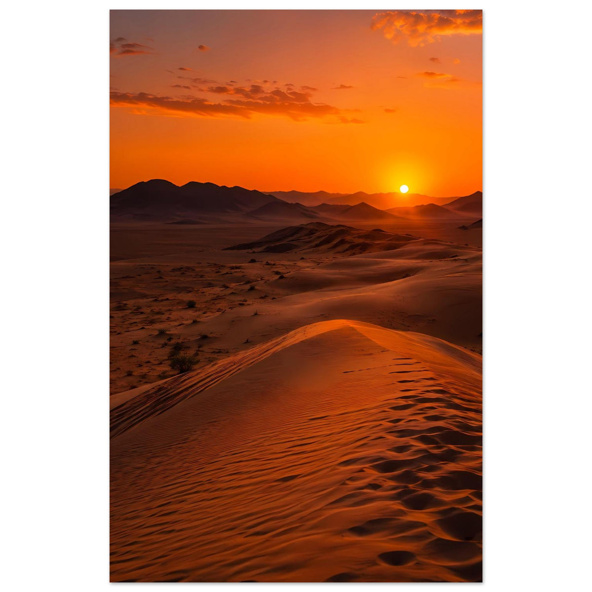 Vertikales Poster mit Dünen und orangefarbener Sonne im Sonnenuntergang am Horizont