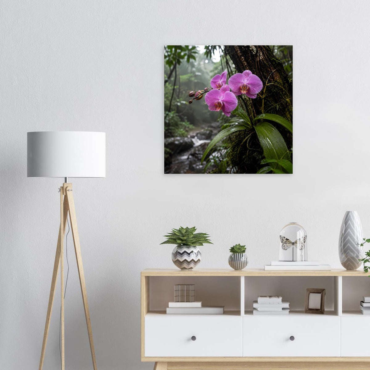 Wandposter mit rosafarbenen Orchideen im tropischen Wald nahe an Blättern
