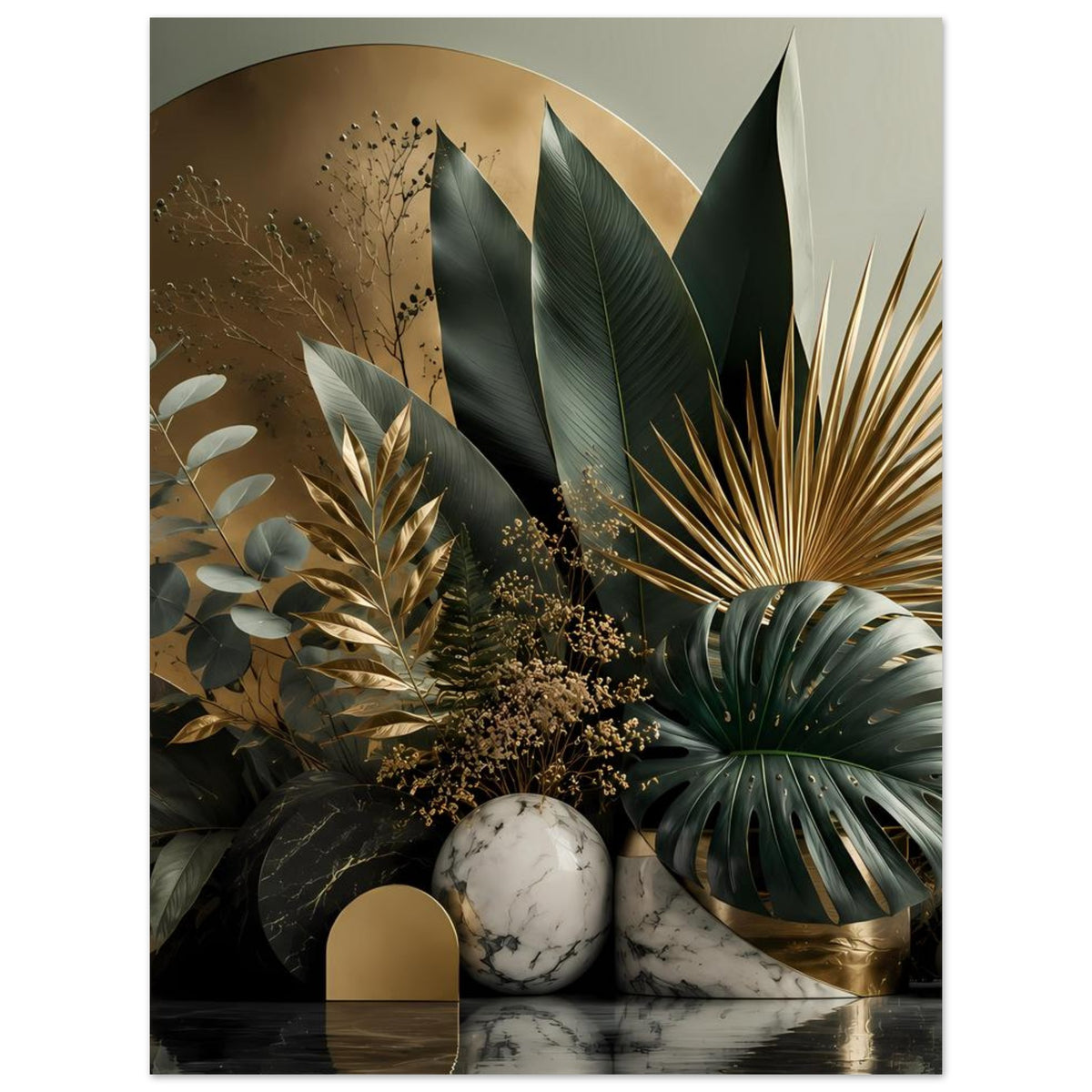 Botanisches Poster mit goldfarbenem Bogen, dunklen Palmenblättern und Marmorkugeln im Set-up