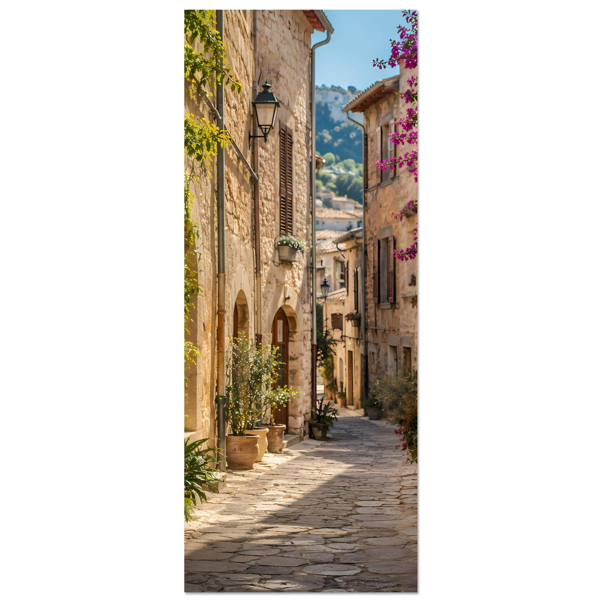 Mediterranes Poster im Hochformat: Gasse zwischen Steinwänden mit Töpfen und lila Blüten.