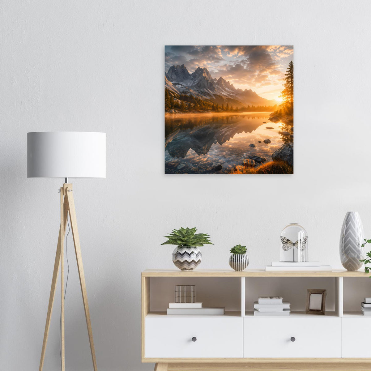 Gerahmtes quadratisches Poster: Berglandschaft am See bei Sonnenaufgang, klare Reflexion im Wasser