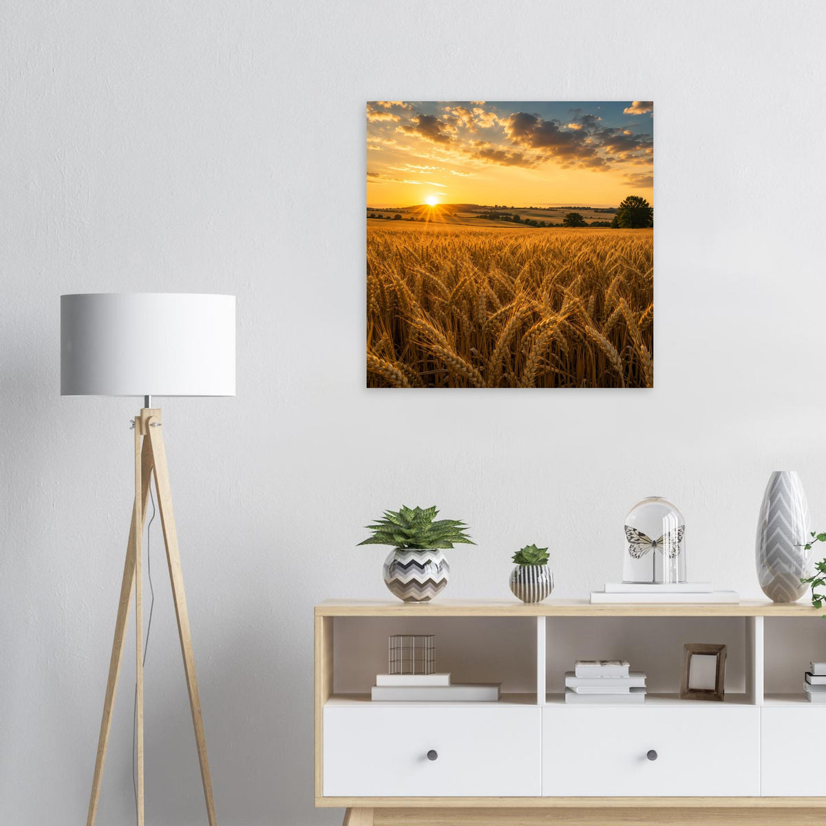 Quadratisches Poster: Sonnenaufgang über Weizenähren, goldene Lichtbahn am Horizont