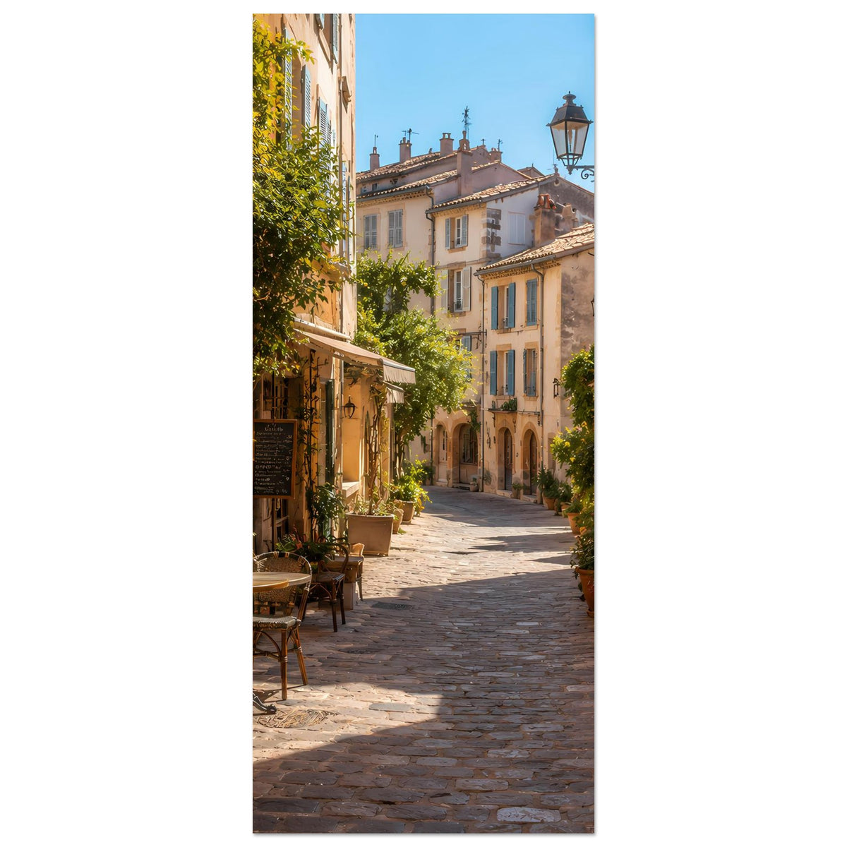 Vertikales Poster einer mediterranen Altstadtgasse mit sonnigen Häusern