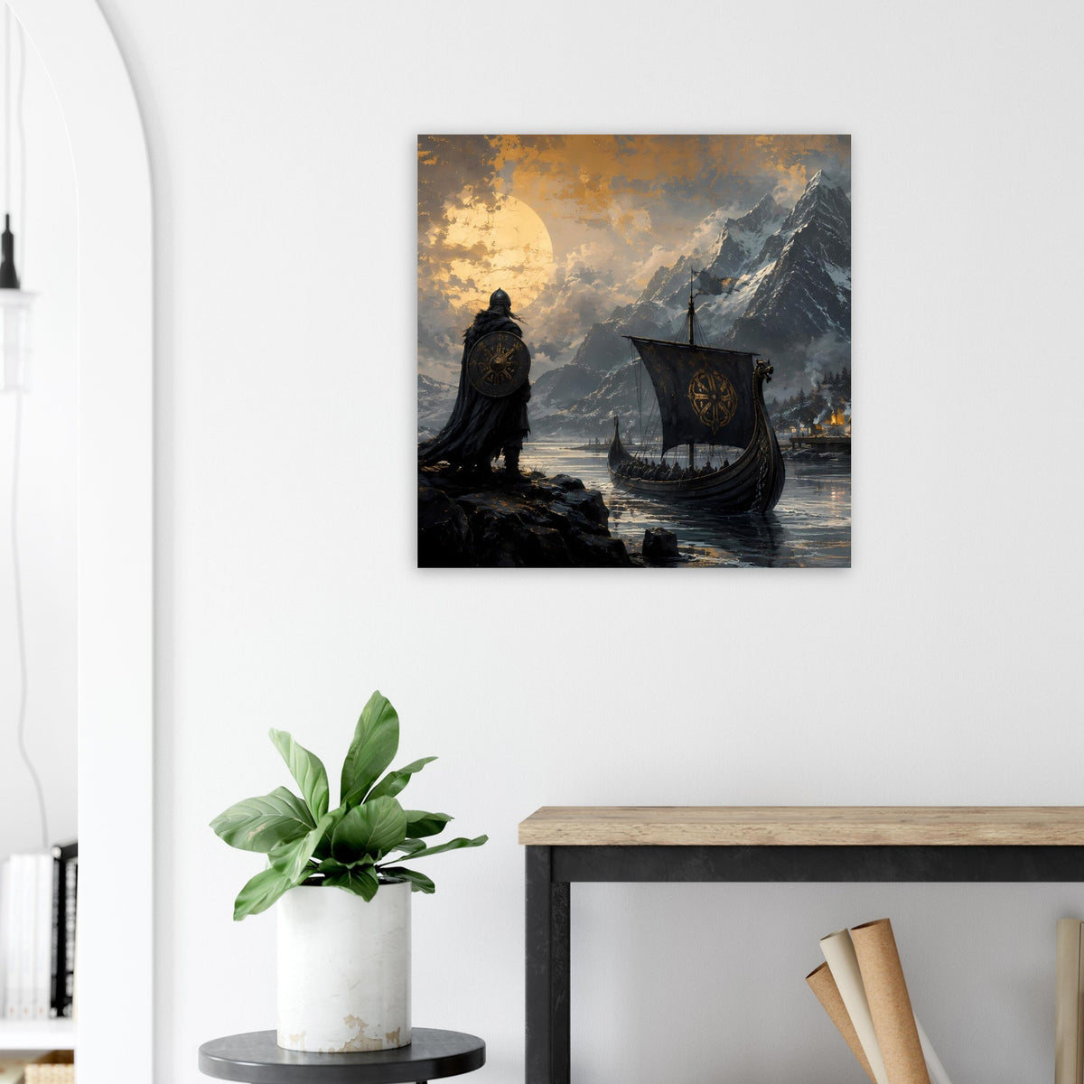 Wandposter mit Wikingerkrieger am Ufer, Drachenboot und Bergen im dramatischen Licht