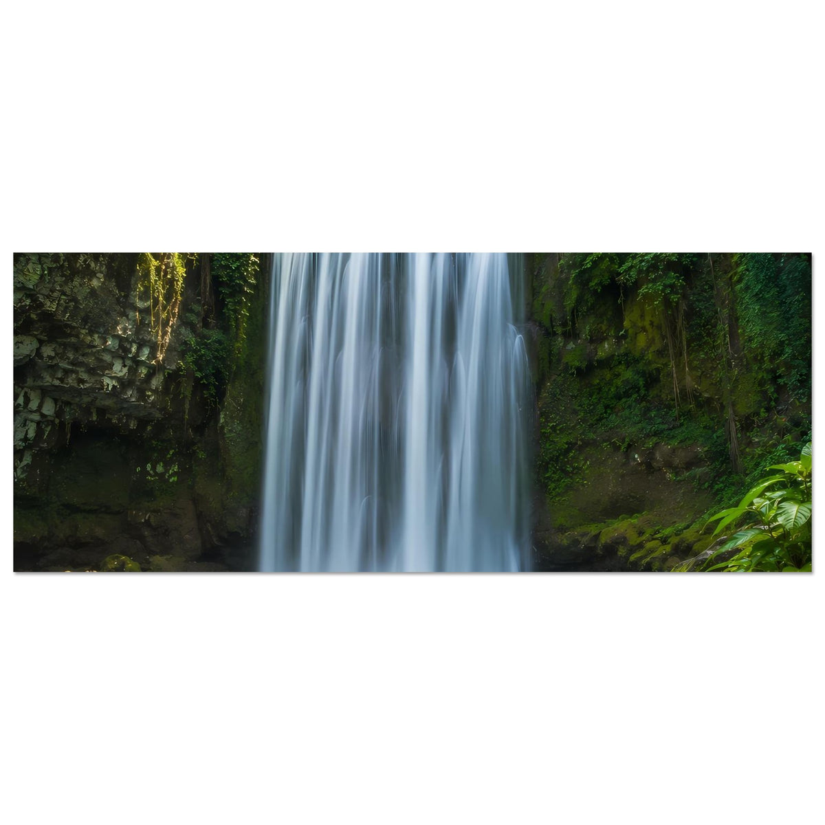 Horizontales Poster: Wasserfall über türkisfarbenem Becken, eingerahmt von grüner Vegetation