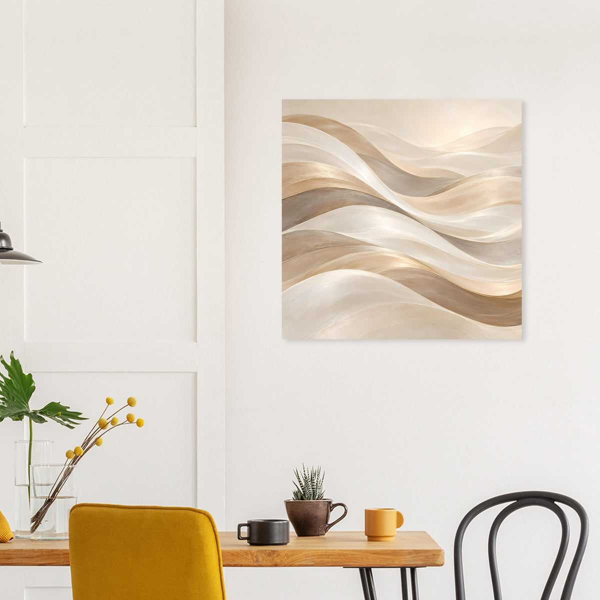 Abstraktes Poster mit Wellen in Creme und Gold auf hellem, ruhigem Grund