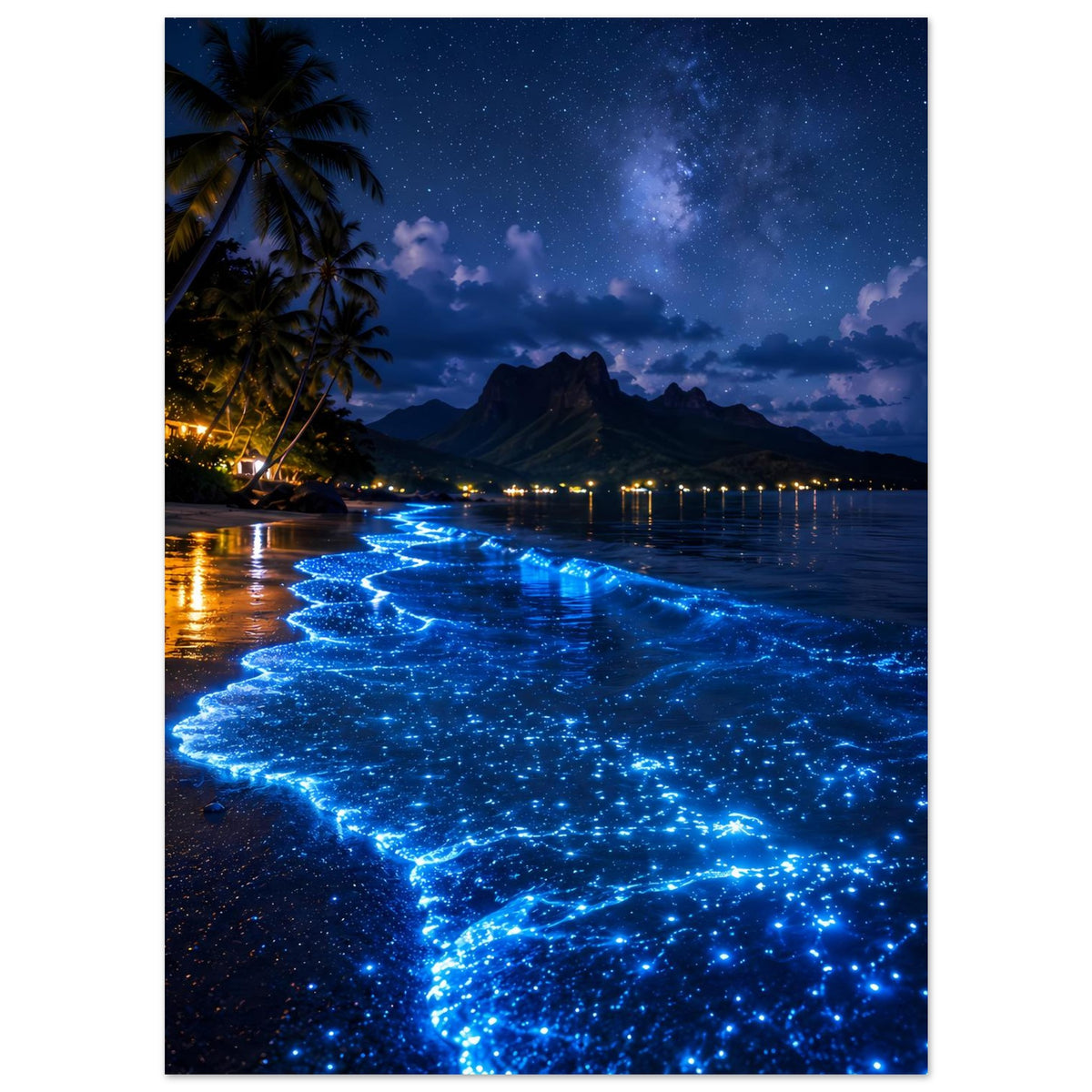 Poster Hochkant: blaue Biolumineszenz am Wasser mit Palmen am Strand