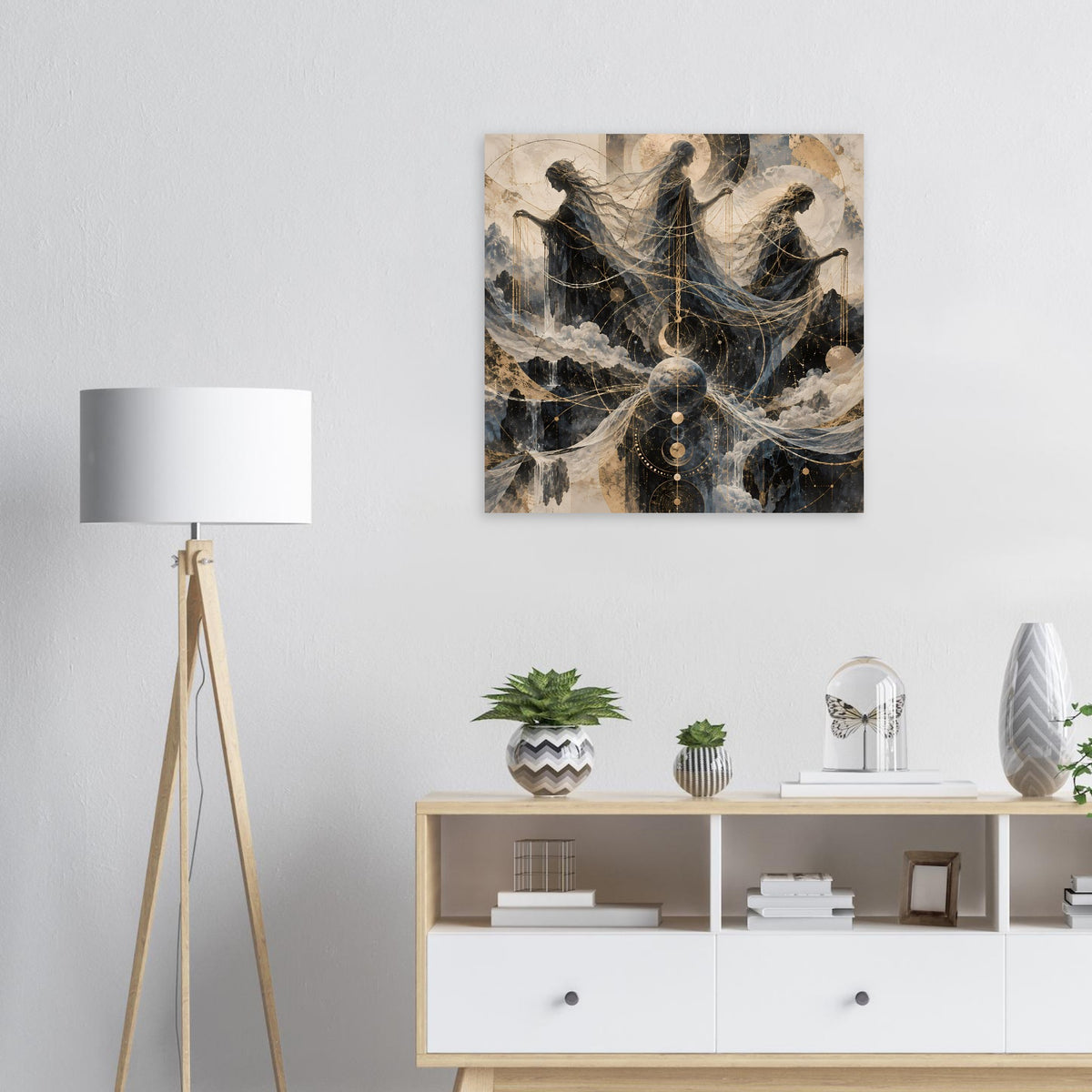 Quadratischer Posterdruck „Mystische Dreifaltigkeit“ mit dunkler Figur und goldenen Kreisen