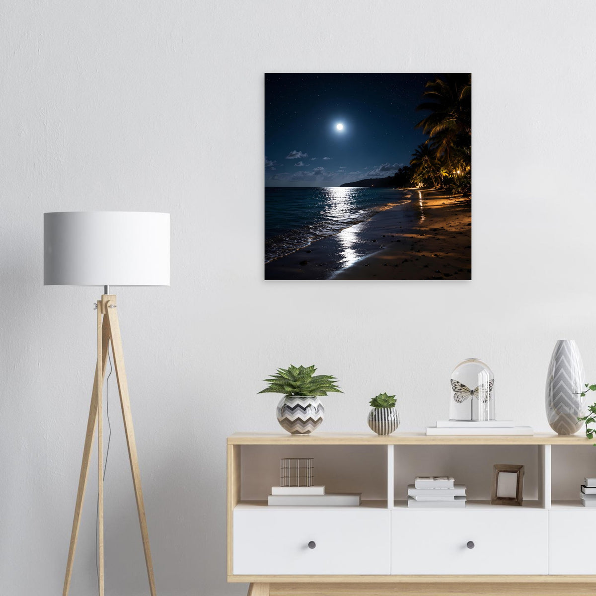 Serene Moonlit Strandposter, schwarz gerahmt: Nacht am Strand mit Palmen rechts.