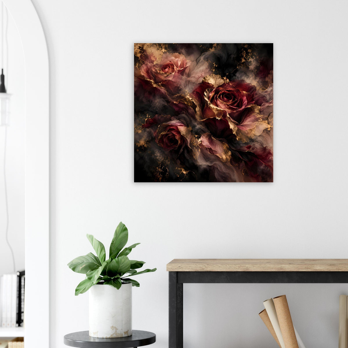 Quadratisches Wandposter mit dunklen Rosen, goldenen Details und schwarzem Rahmen.