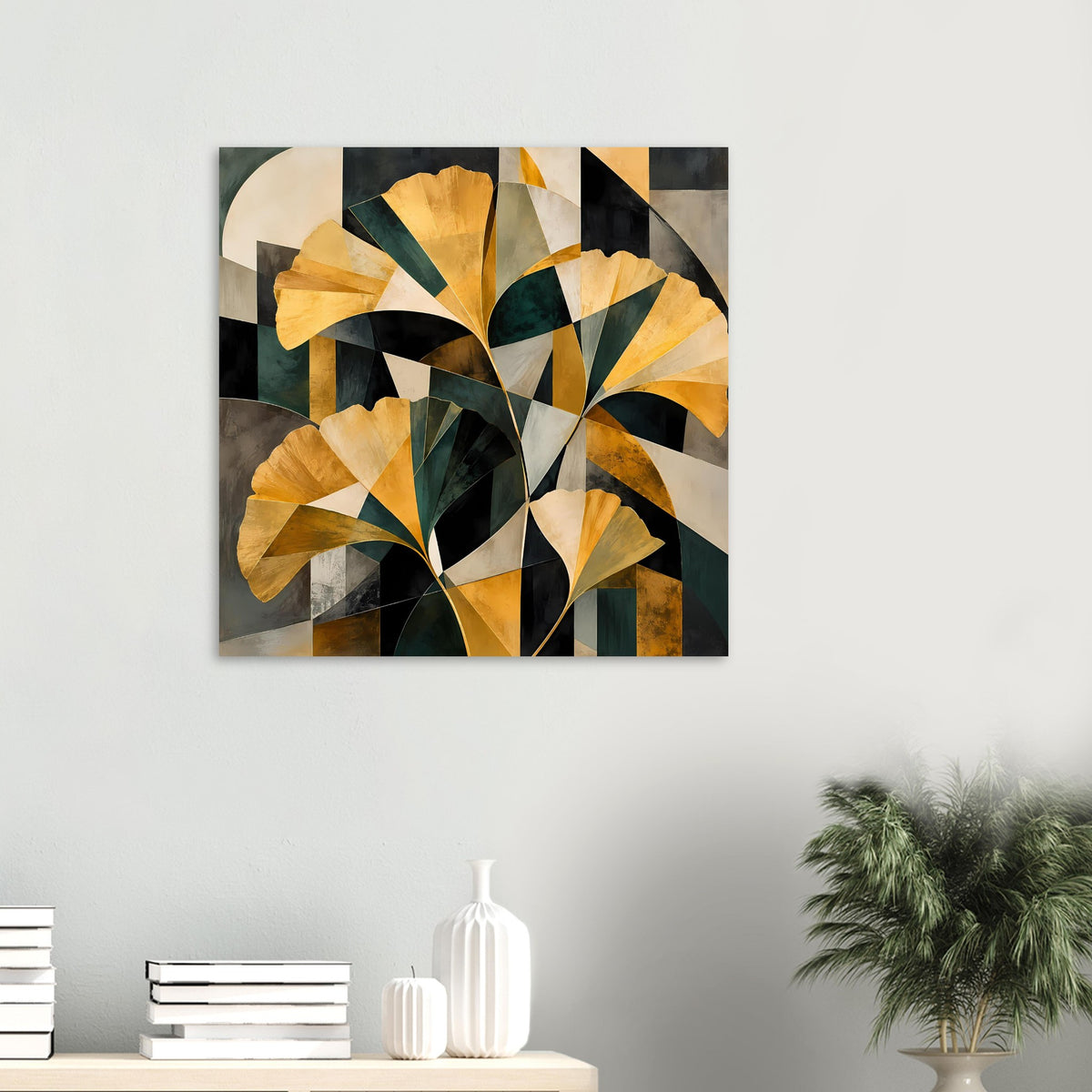 Abstraktes Blumenposter im Rahmen: goldene Fächer, tiefgrüne Blätter, dunkler Hintergrund