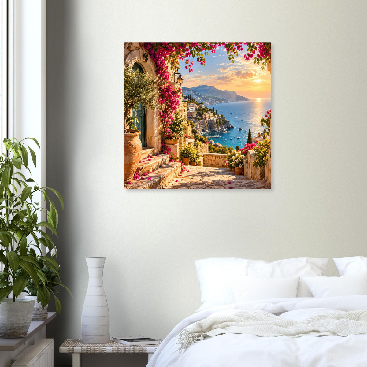 Quadratisches Poster mit Gasse am Meer, Sonnenuntergang am Horizont und Berge im Hintergrund