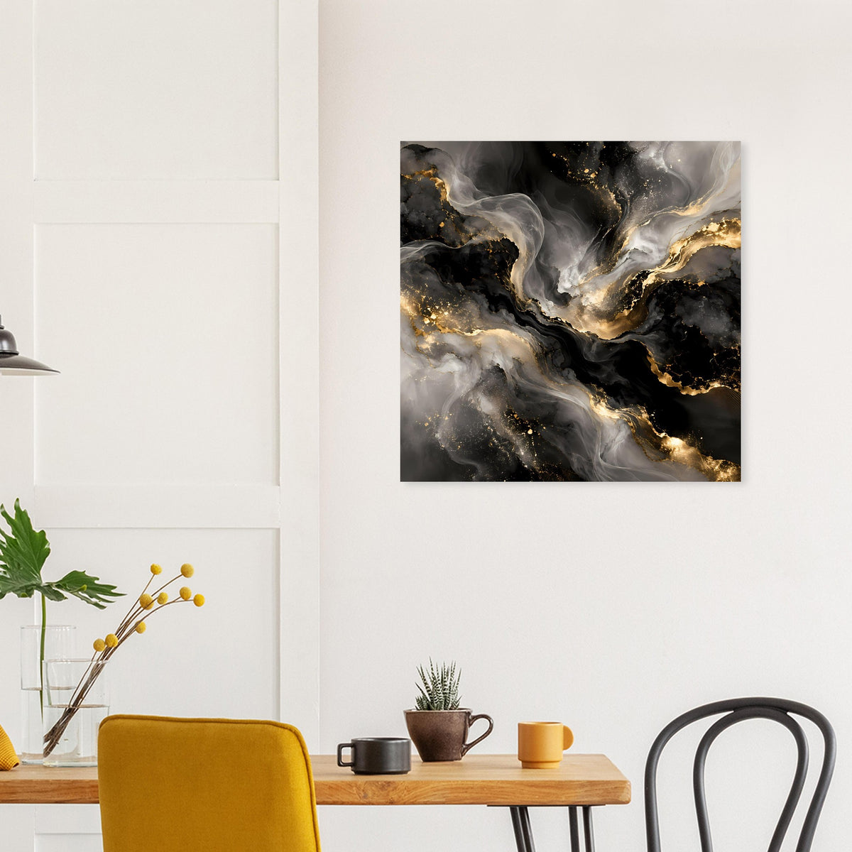 Abstraktes Kunstposter im Innenraum: schwarze und graue Wirbel mit Goldpartikeln