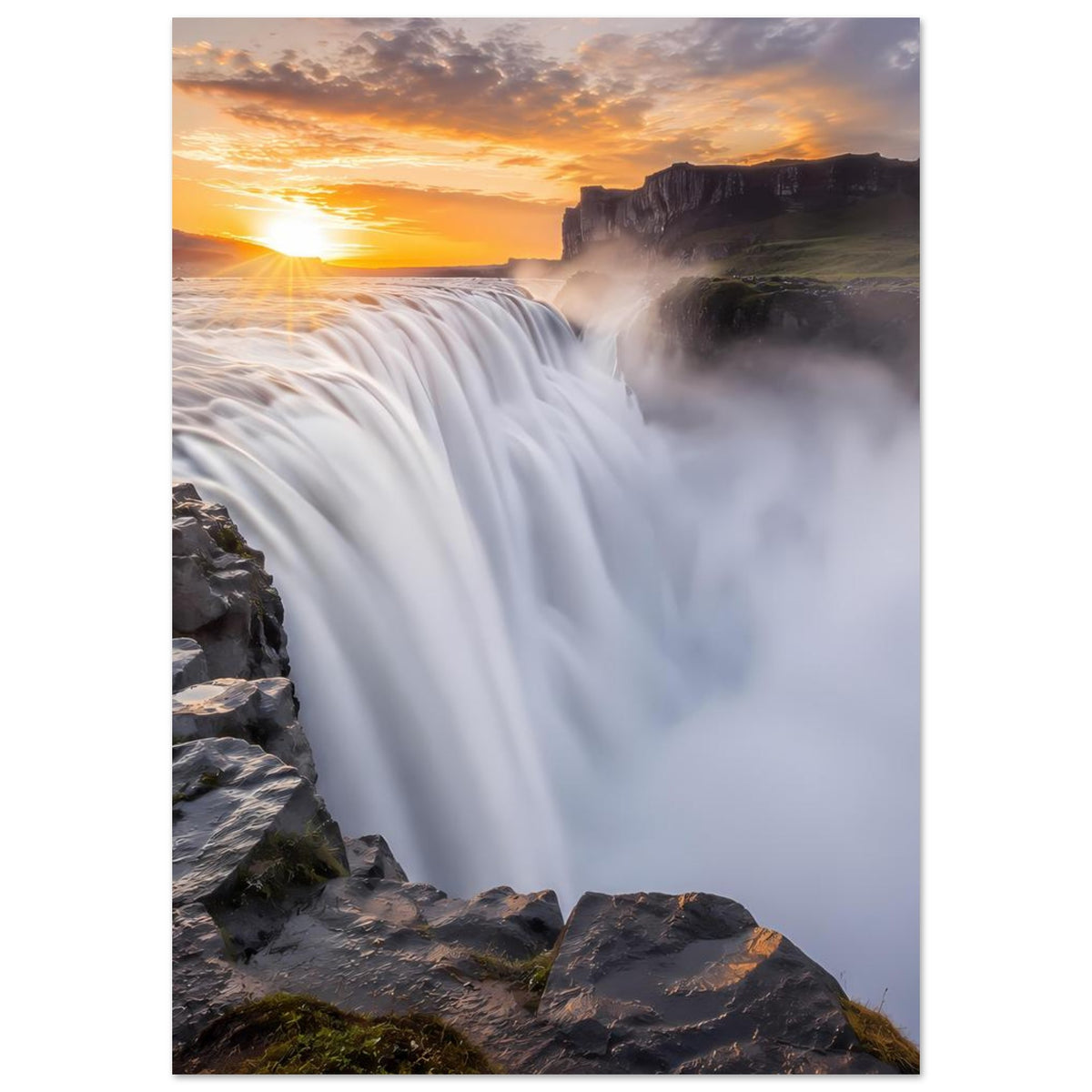 Vertikales Poster mit Wasserfall über dunklen Felsen, weiße Fontänen und Abendhimmel