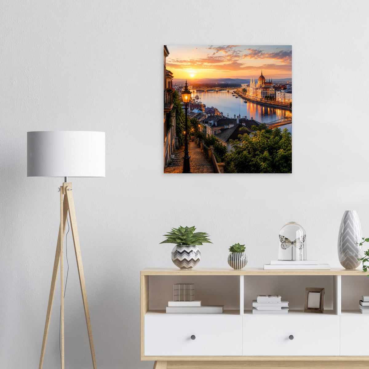 Wandposter mit Stadt-Skyline am Fluss bei Sonnenuntergang im goldenen Licht