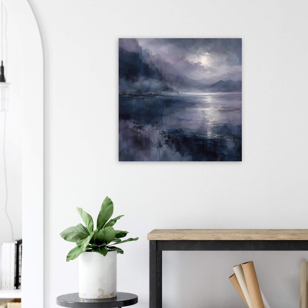 Quadratisches Poster mit nächtlichem Gewässer und Bergen, wolkiger Himmel in Dunkelblau.