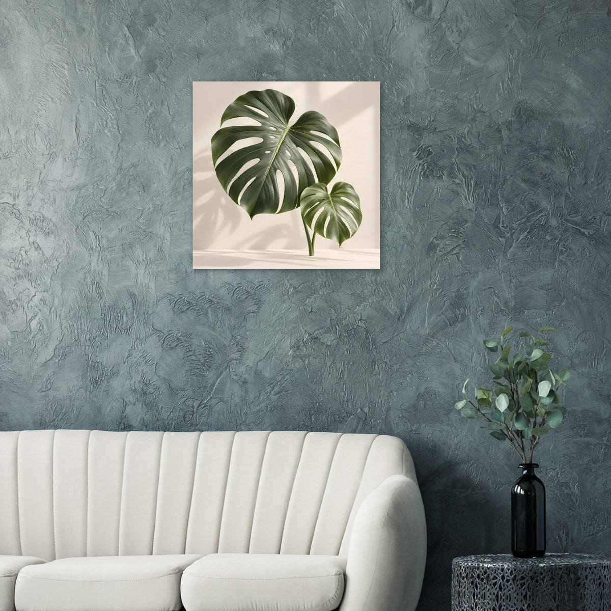 Monstera-Blatt-Poster mit grünem Blatt und schmalem Stiel auf beigem Hintergrund, quadratisch.