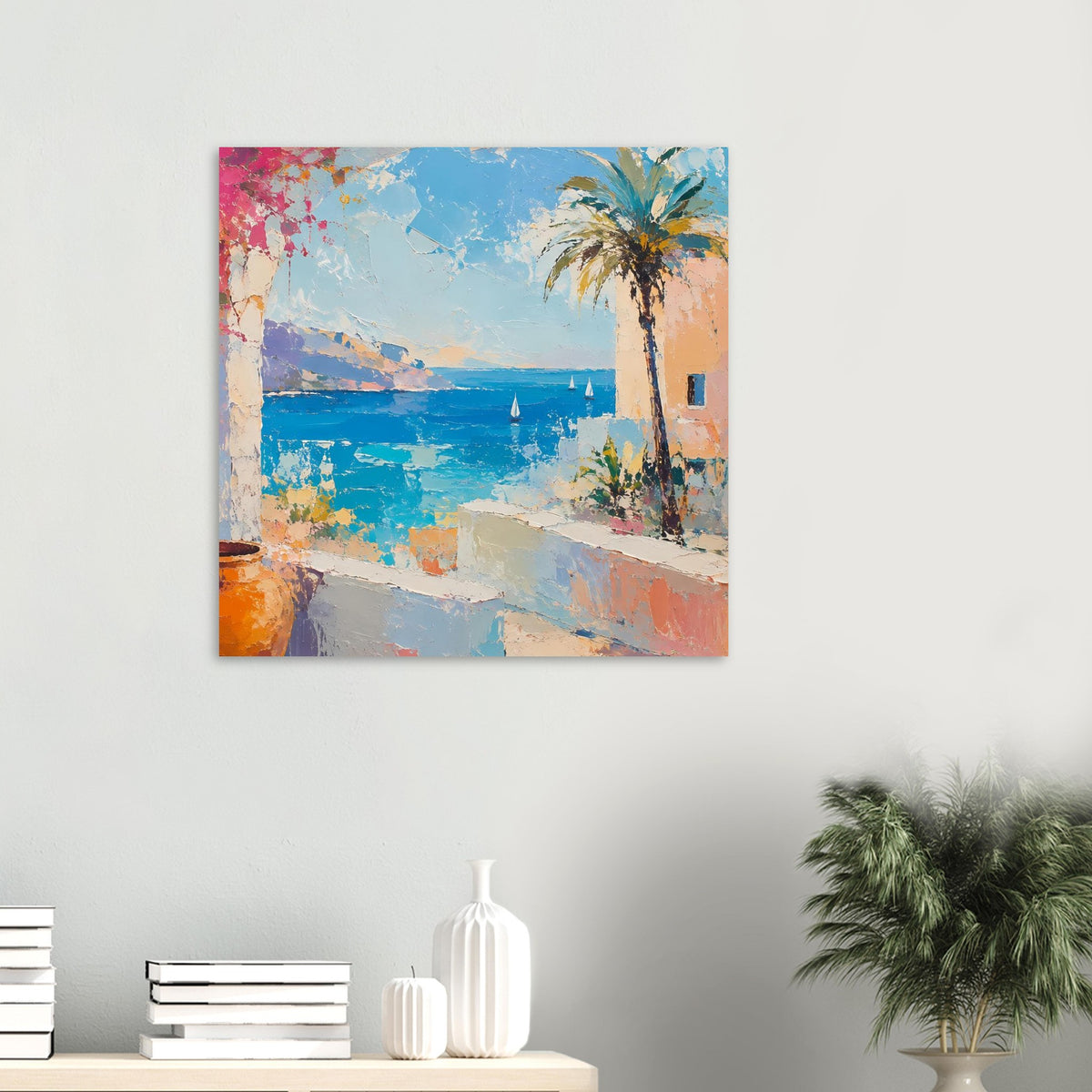 Sommerposter mit Palme an der Bucht und Segelbooten auf blauem Wasser