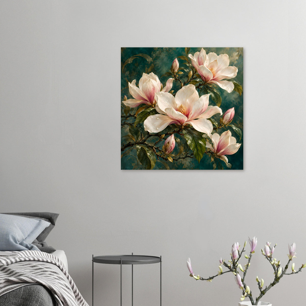 Quadratisches Magnolienposter in Creme und Rosa, einzelne Blüte mit umgebenden Knospen.