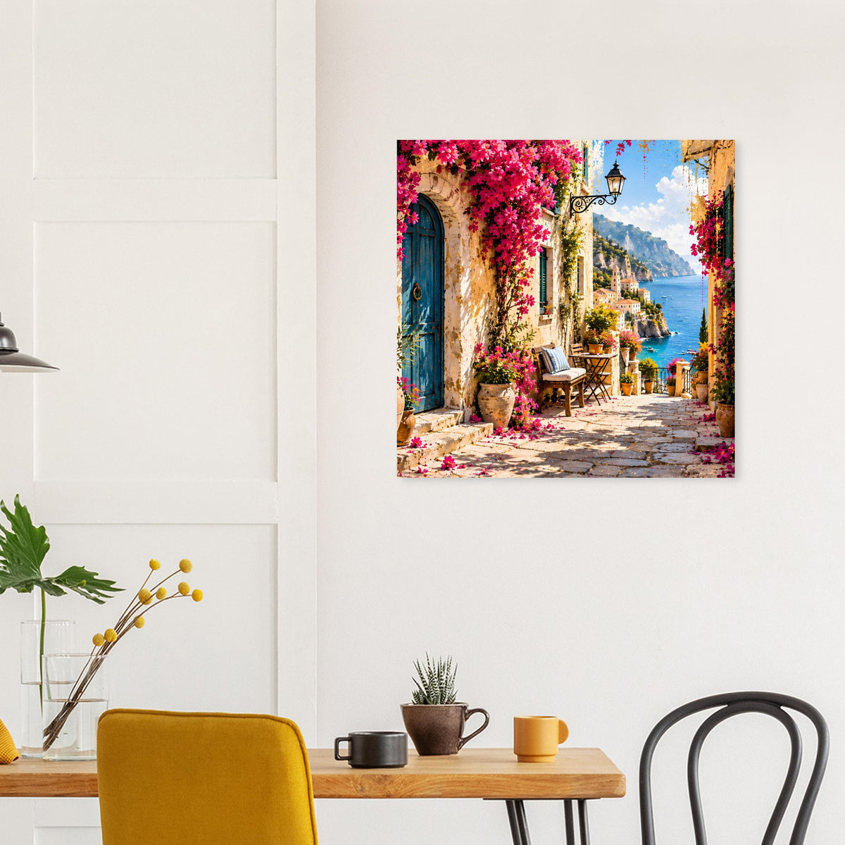 Mediterranean Escape-Poster über Sideboard: Meerblick durch blühende Gasse, Laterne