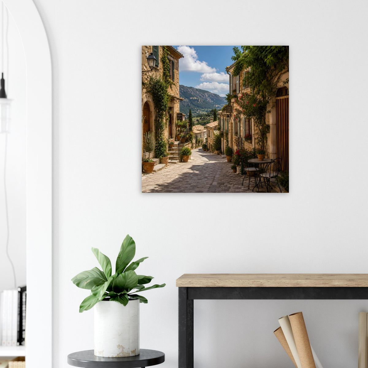 Wandposter Steingasse mit Bergblick, Häuserzeile und grünes Laub