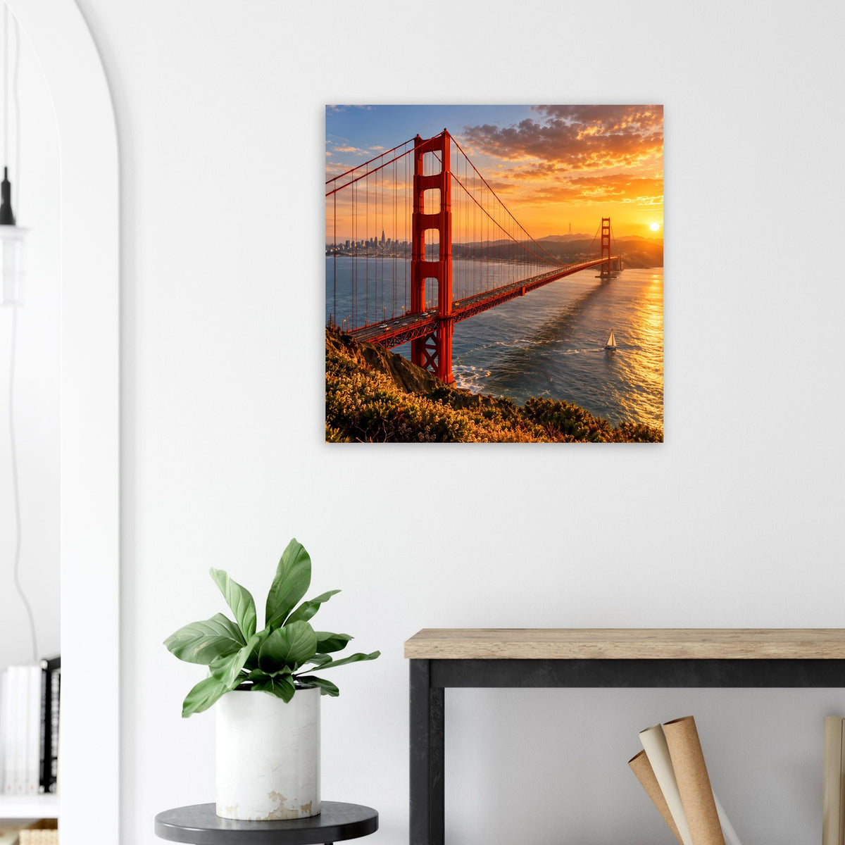 Quadratisches Wandposter mit roter Hängebrücke im warmen Sonnenuntergang