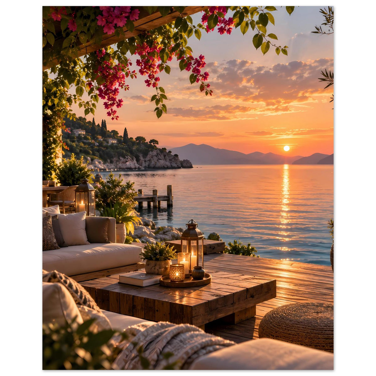 Poster mit Küstenterrasse: Sofa und Holztisch mit Laternen, Blumenranken über der Terrasse