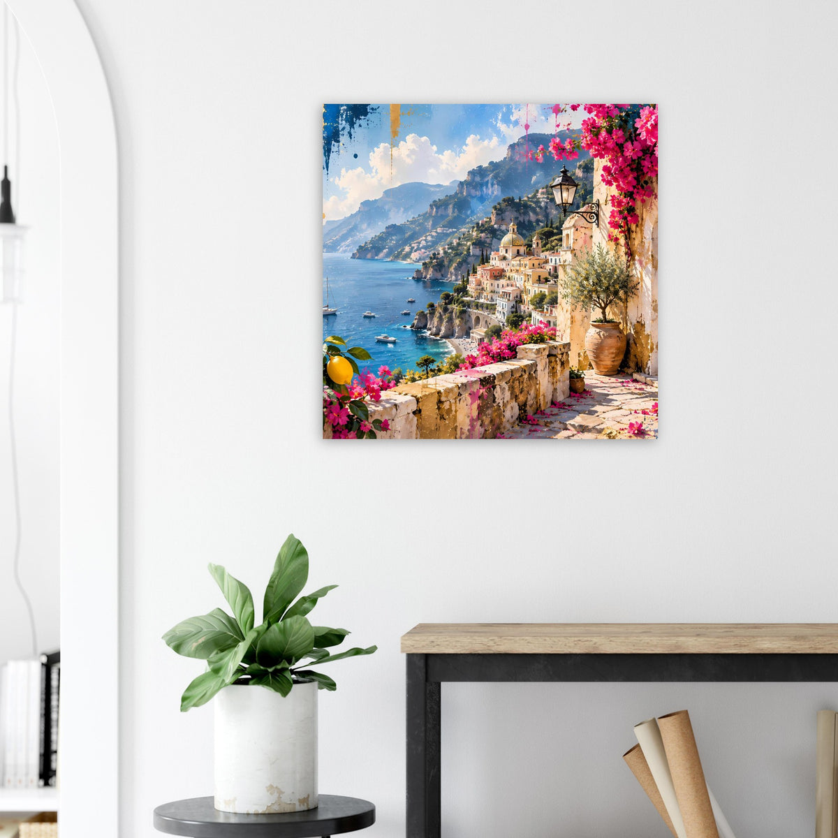 Poster mit Küstenort und Blumenranken, Meer und Berge im Hintergrund