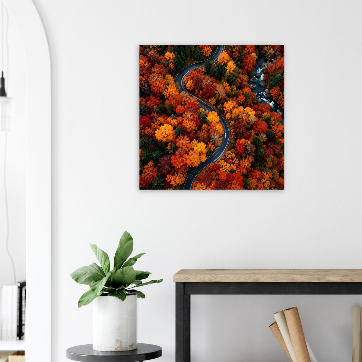 Premium-Poster mit geschwungener Straße im Herbstwald, kräftige Orange- und Gelbtöne