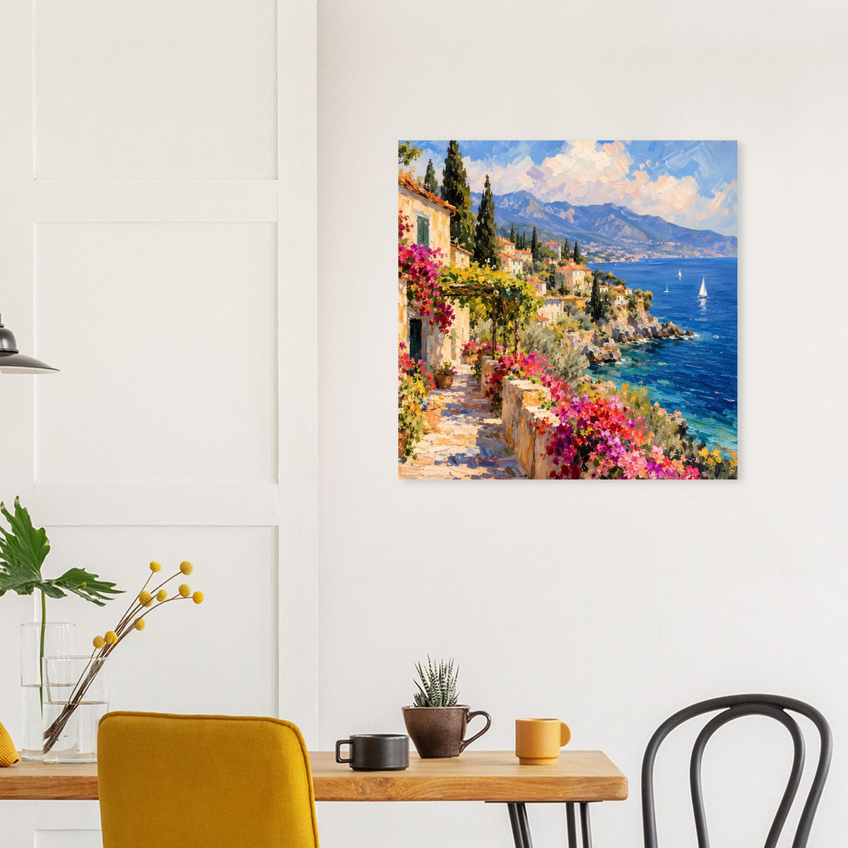 Poster mit Uferweg voller Blumen, tiefblauem Meer und Panorama-Bergen
