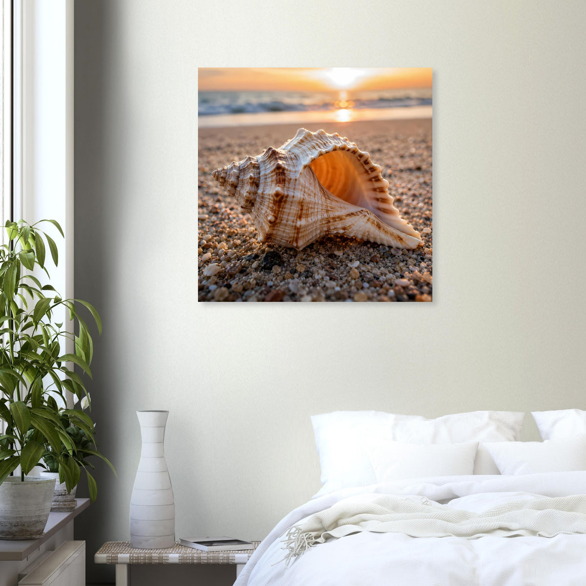 Quadratisches Strandposter mit Muschel im Kiesstrand und Sonnenuntergang im Hintergrund