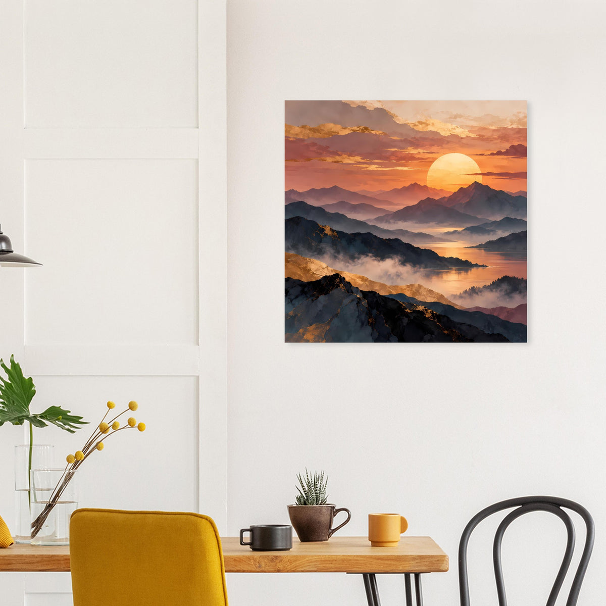 Quadratisches Poster mit Sonnenuntergang über Bergkette, runder Sonne und Dunst im Tal.