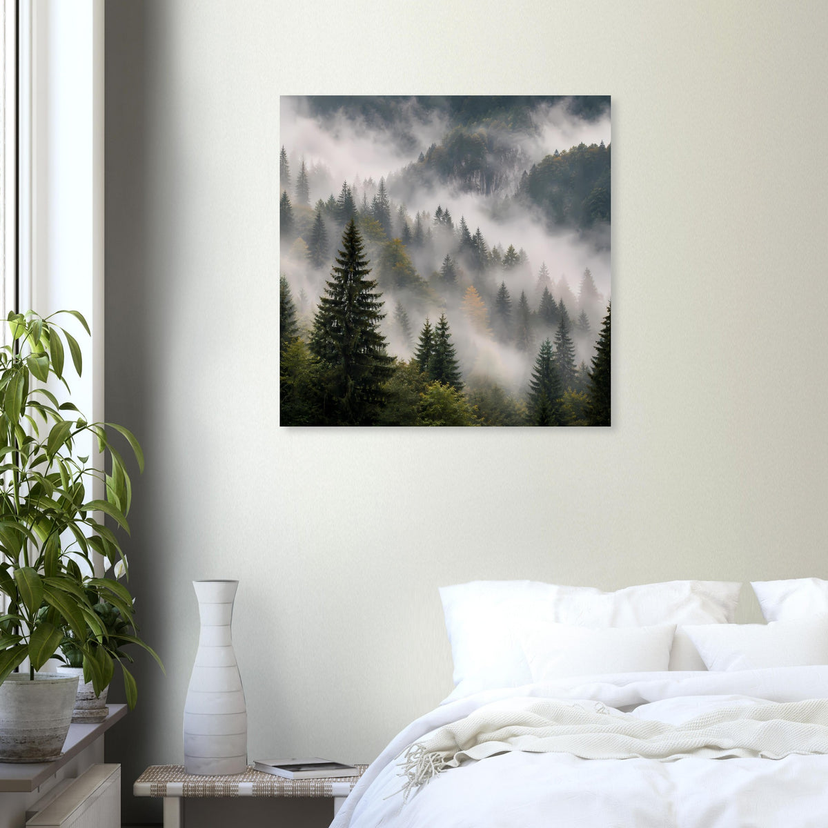 Quadratisches Poster mit nebligem Tannenwald und dunstigen Hügeln, graublauer Himmel.