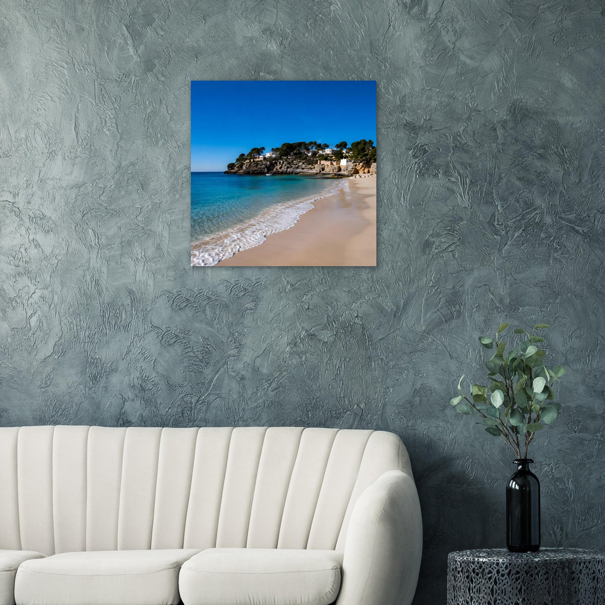 Quadratisches Poster mit türkisblauem Meer, Sandbucht und Steilküste im Hintergrund