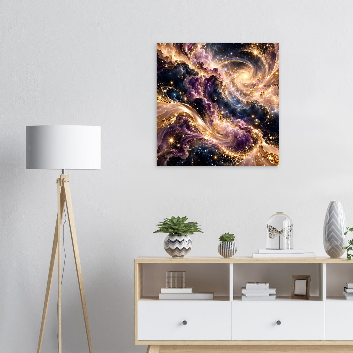 Quadratischer Kunstdruck mit spiraliger Wolkenstruktur in Gold und Violett