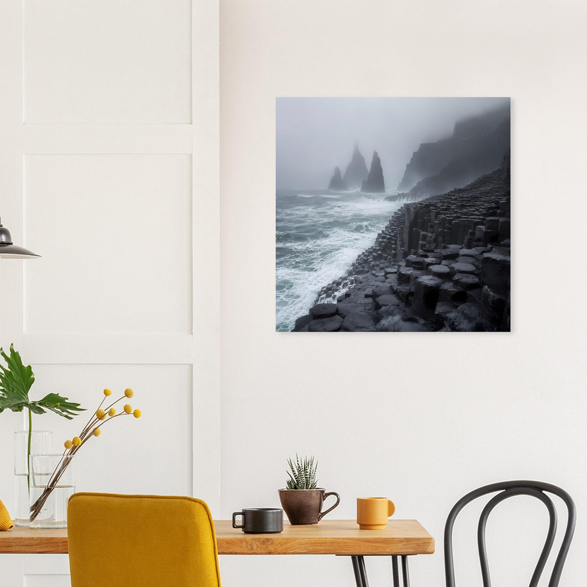 Poster mit Küstenfelsen aus dunklem Basalt, welliges Meer und Felsnadeln im Nebel