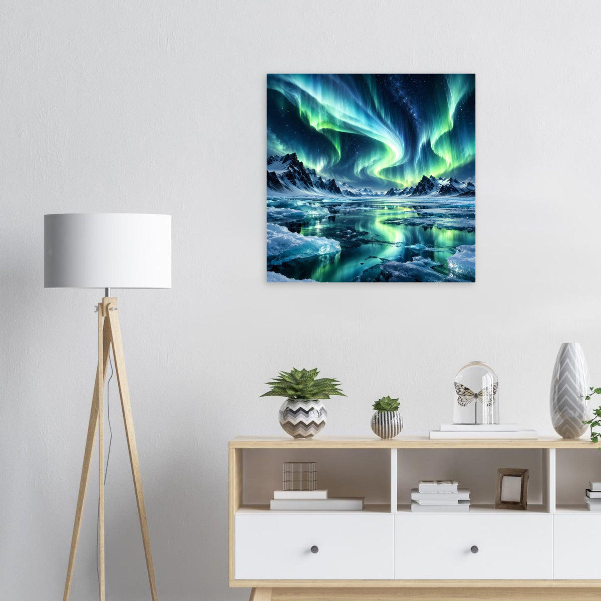 Quadratisches Poster mit Nordlichtern in Blau und Grün über Wasser und Felsen
