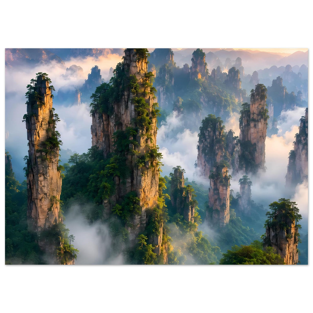 Wandposter im Querformat mit bewaldeten Felsformationen, Nebel und warmem Sonnenlicht