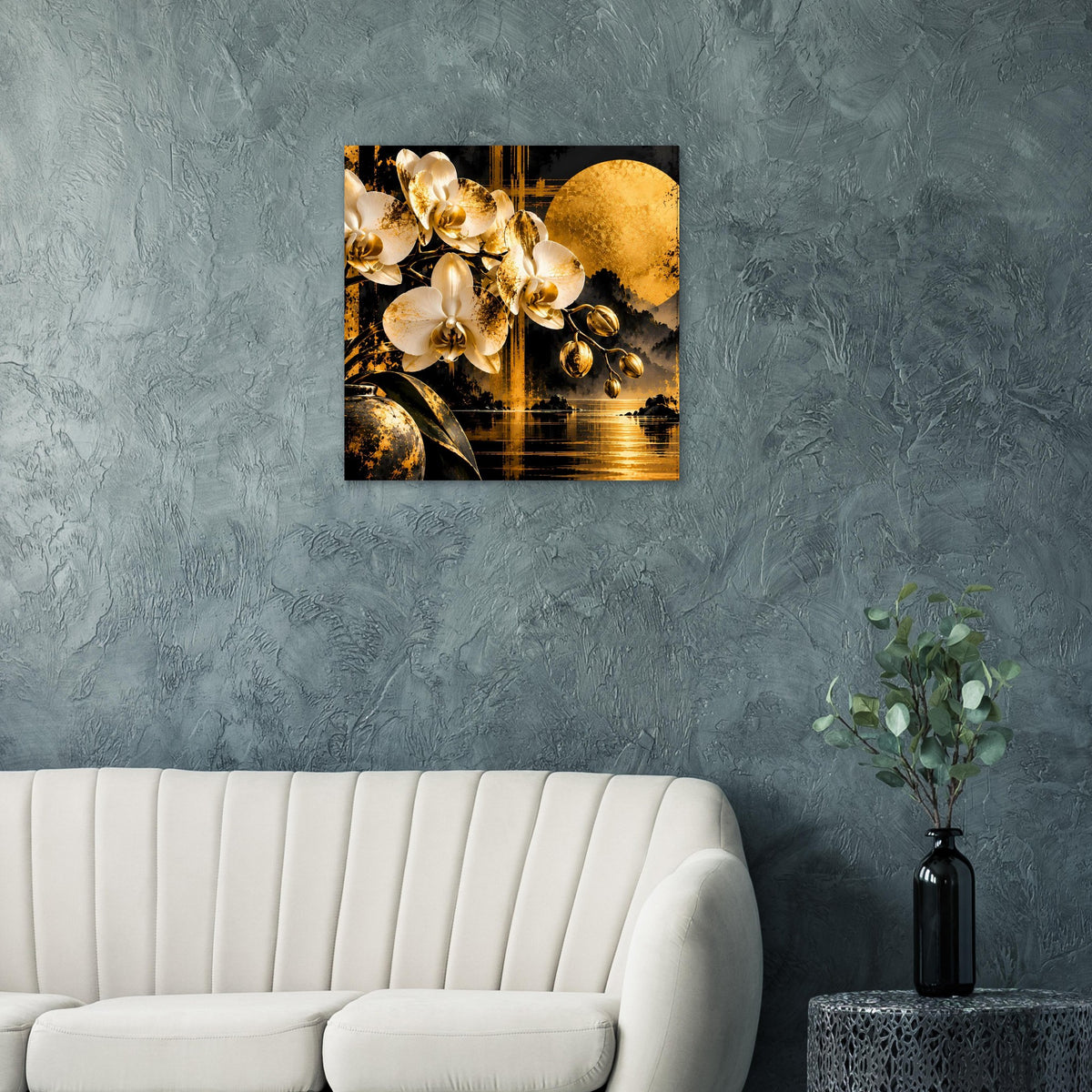 Wandposter mit goldenen Orchideen am blauen Strukturputz, goldene Mondscheibe