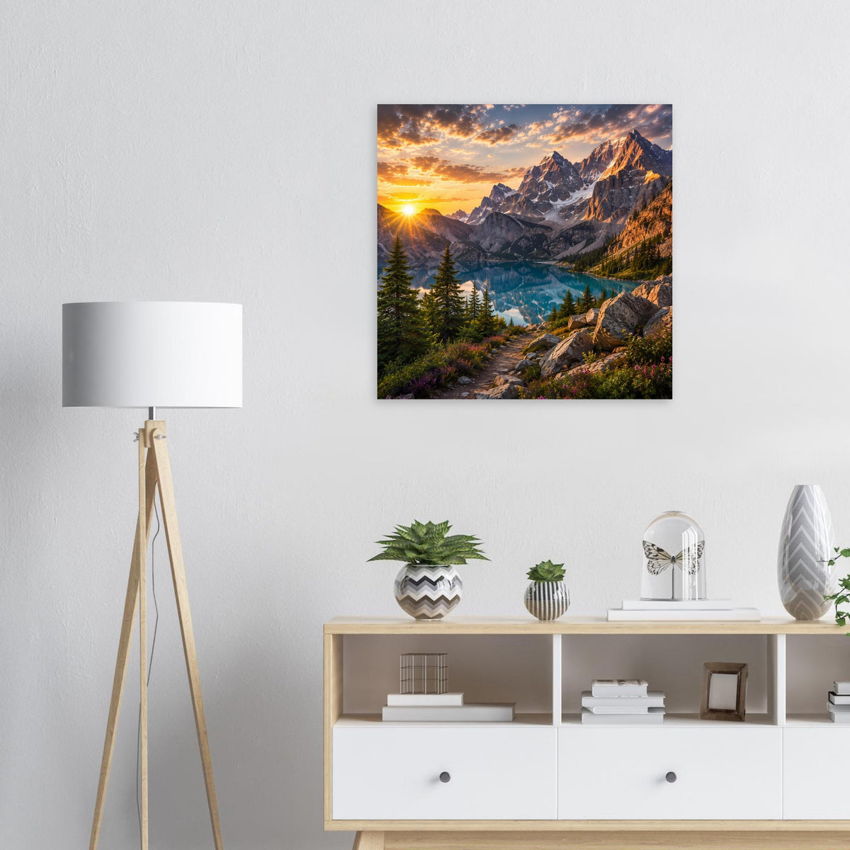 Quadratisches Poster mit Berglandschaft und Sonnenaufgang, See und Wald im Vordergrund