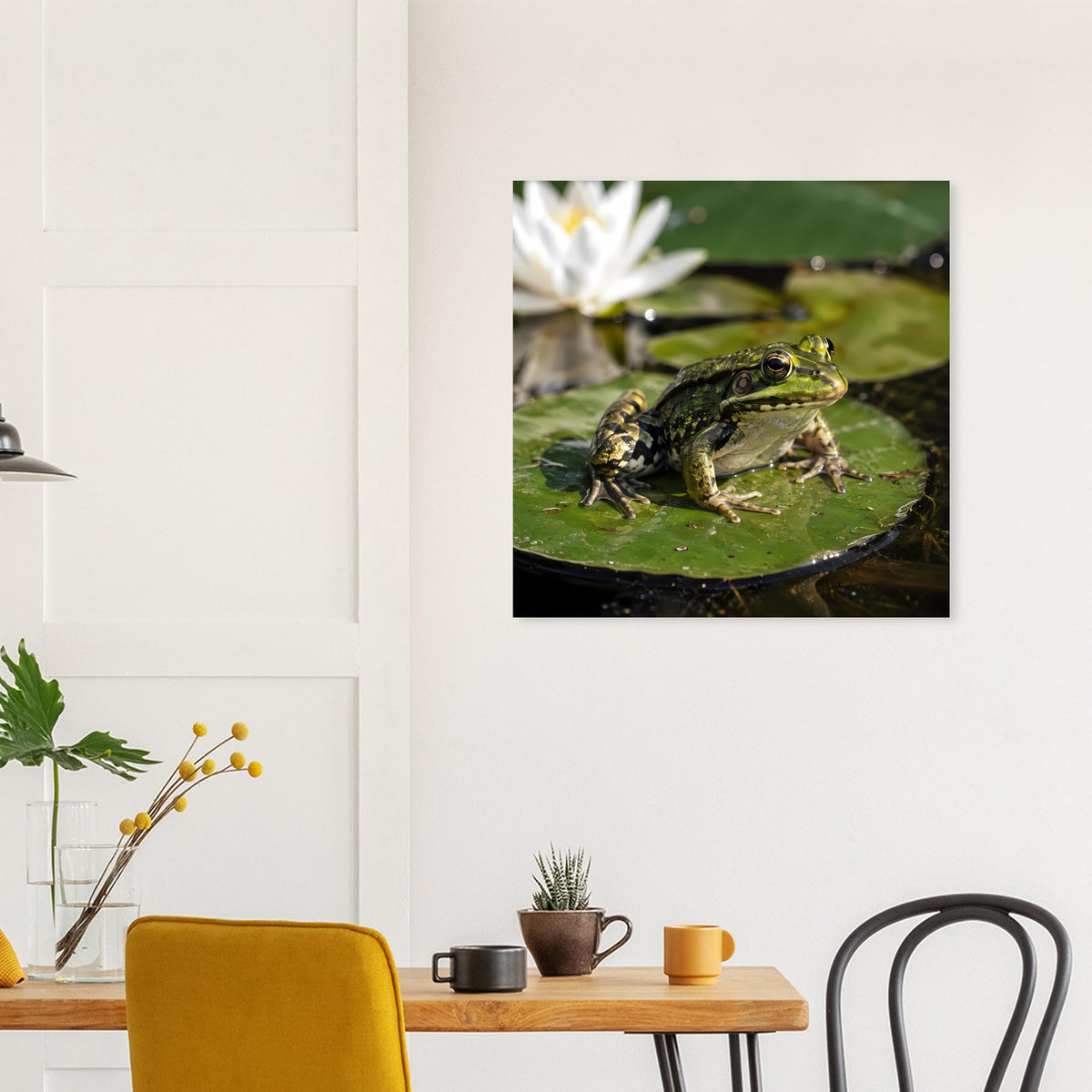 Poster mit grünem Frosch auf Seerosenblatt, seitlich ausgerichtet, schwarz gerahmt