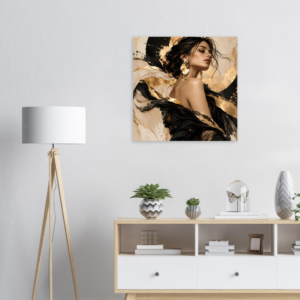 Poster mit Frauenporträt: elegante Frau in schwarzer Drapierung mit goldfarbenen Akzenten