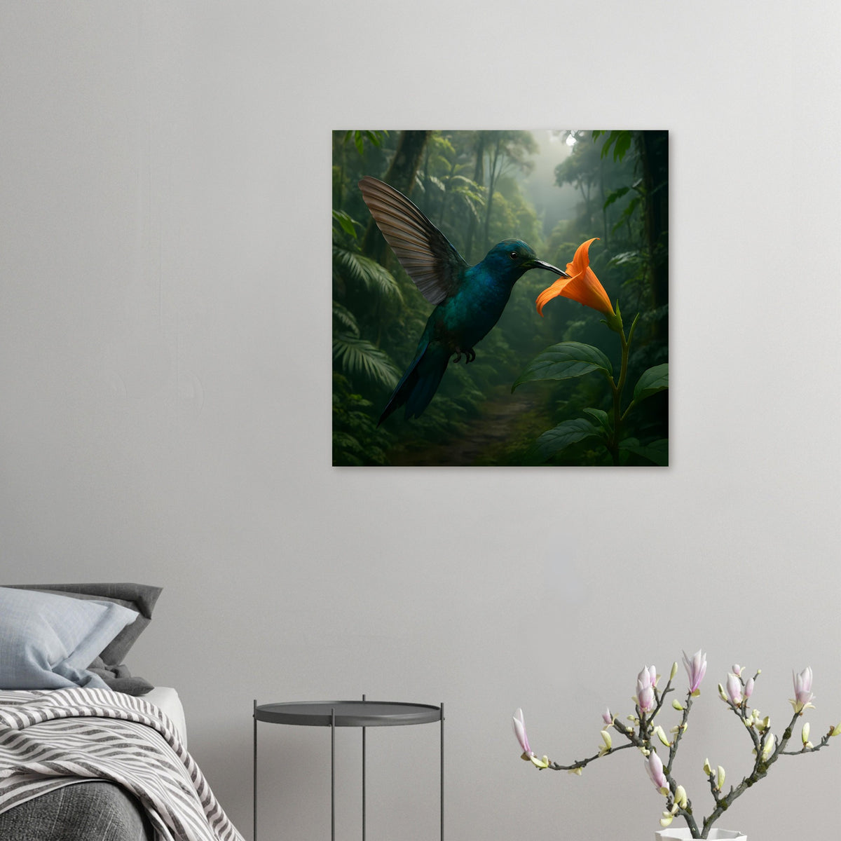 Kleines quadratisches Poster mit blauem Kolibri und orangefarbener Blüte im Dschungel