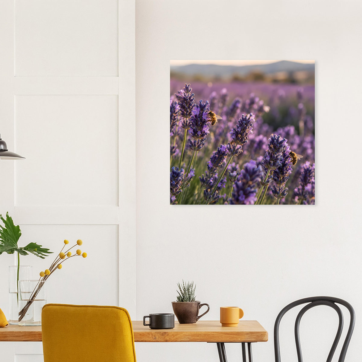 Poster mit violetten Lavendelblüten vor weißem Hintergrund, quadratisch gerahmt