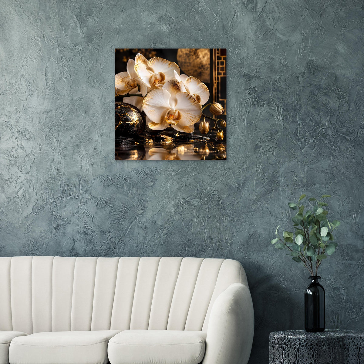 Poster mit weißen Orchideenblüten und goldenen Kugeln auf dunklem Untergrund
