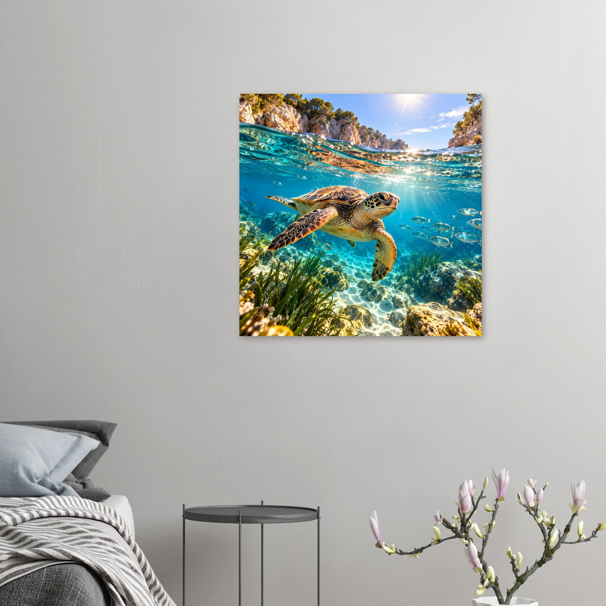 Kleines Poster: Meeresschildkröte im Meerwasser mit Seegras und Fischen