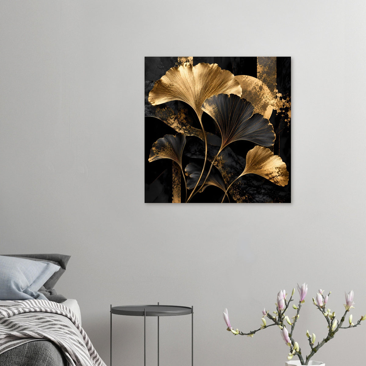 Quadratisches Poster mit goldenen und schwarzen Ginkgo-Blättern, abstrakter goldener Sprenkelstil
